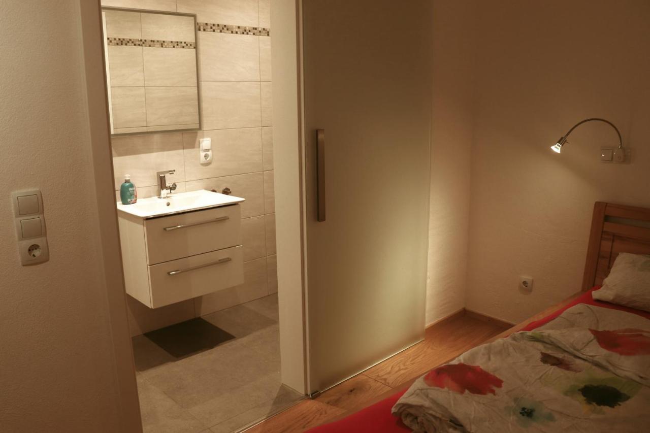 Stilvolle Wohnung auf 50 m² mit Parkplatz und WiFi Kraiburg am Inn Exterior foto